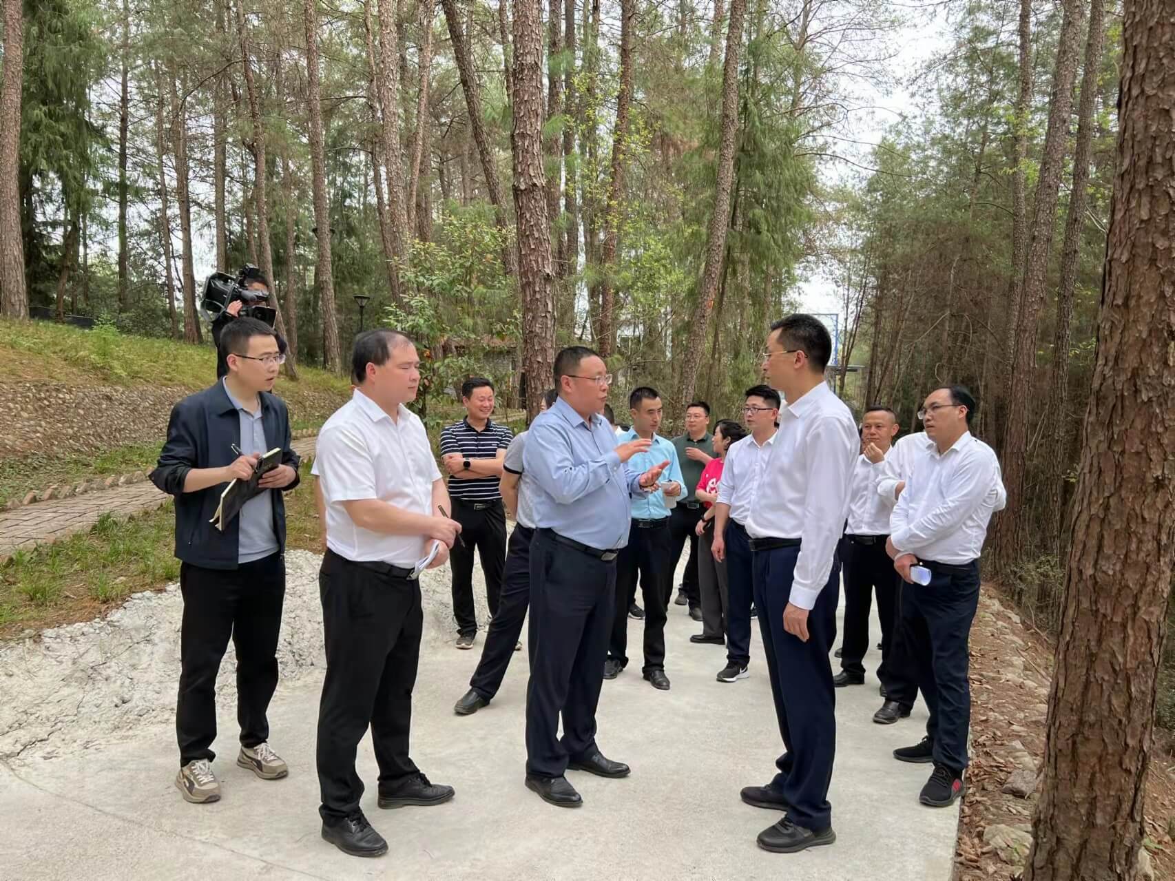 通江縣縣委書記李玉甫帶領(lǐng)發(fā)改、財(cái)政、經(jīng)信等部門負(fù)責(zé)人等一行來公司調(diào)研